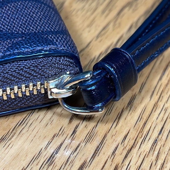 NWOT COACH LARGE PHONE WALLET IN SIGNATURE CANVAS & SMOOTH LEATHER - Picture 15 of 16